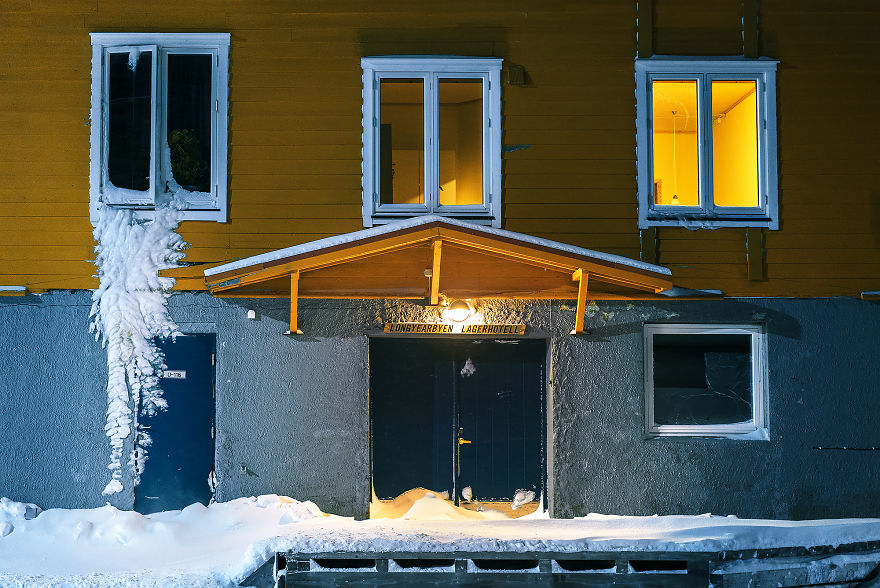 I Photographed World's Northernmost Settlement During Polar Night, When Sun Doesn't Rise For Several Months I Photographed World's Northernmost Settlement During Polar Night, When Sun Doesn't Rise For Several Months