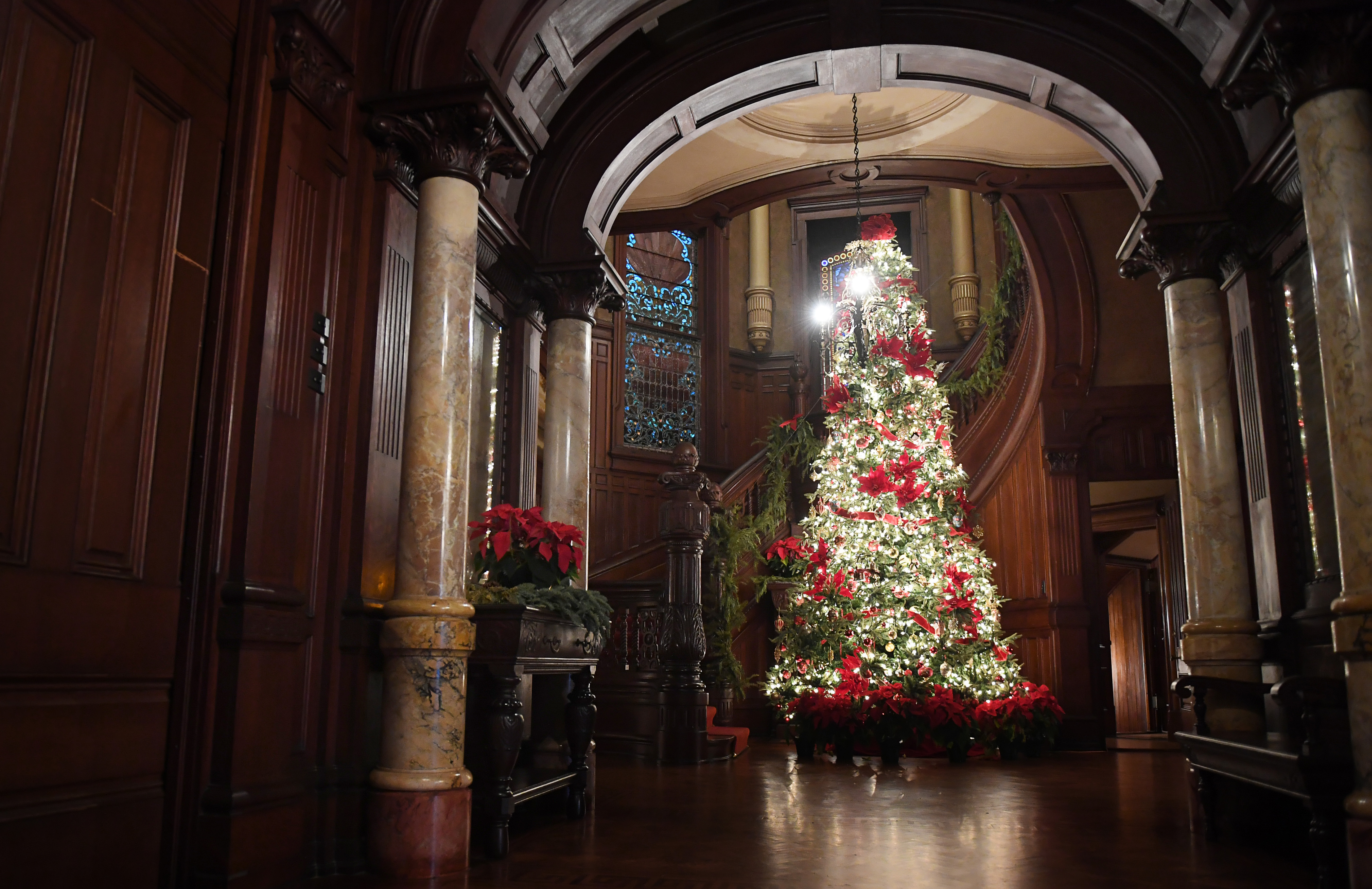 I Photographed A 1892 Historic Mansion At Christmas, One Of The Few Structures That Survived America’s Deadliest Hurricane.