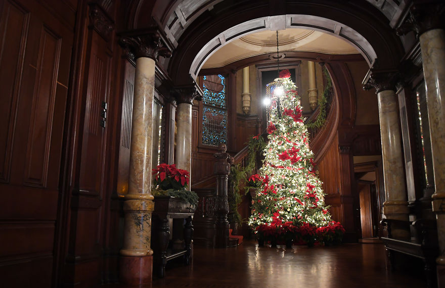 I Photographed A 1892 Historic Mansion At Christmas, One Of The Few Structures That Survived America's Deadliest Hurricane. I Photographed A 1892 Historic Mansion At Christmas, One Of The Few Structures That Survived America's Deadliest Hurricane.