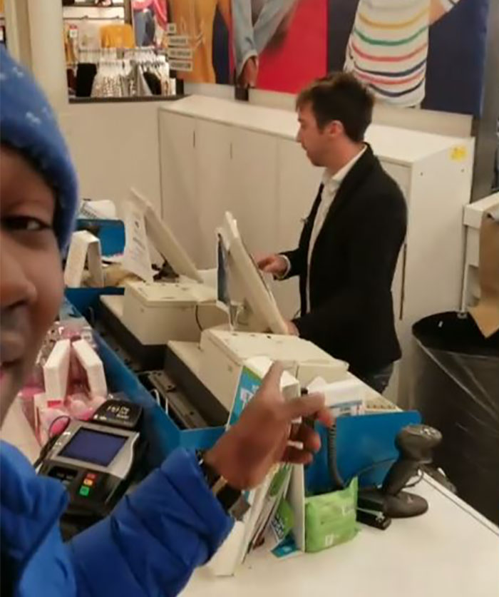 black-customer-accused-steal-own-jacket-old-navy-(3a) black-customer-accused-steal-own-jacket-old-navy-(3a)