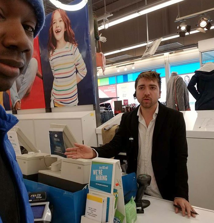 Este cliente de raza negra fue acusado de robar su propia chaqueta, así que les hizo lamentarlo