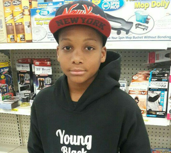 Esta madre estupefacta preguntó por qué su hijo negro estaba al frente durante los simulacros de ataque armado, pero no esperaba una respuesta así