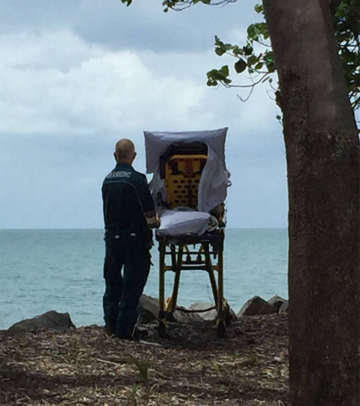 Australian Paramedics Fulfill Dying Patients Wish To See Beach