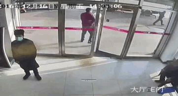 People Help A Man Who Dropped 25000 Yuan(3570 USD) In The Street. He Didn't Lose A Single Bank Note