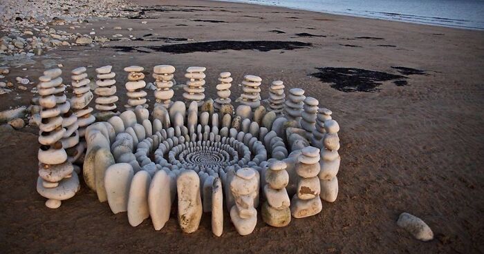 Artist Spends Hours Arranging Natural Objects Into Stunning Mandalas, Leaves Them For You To Find