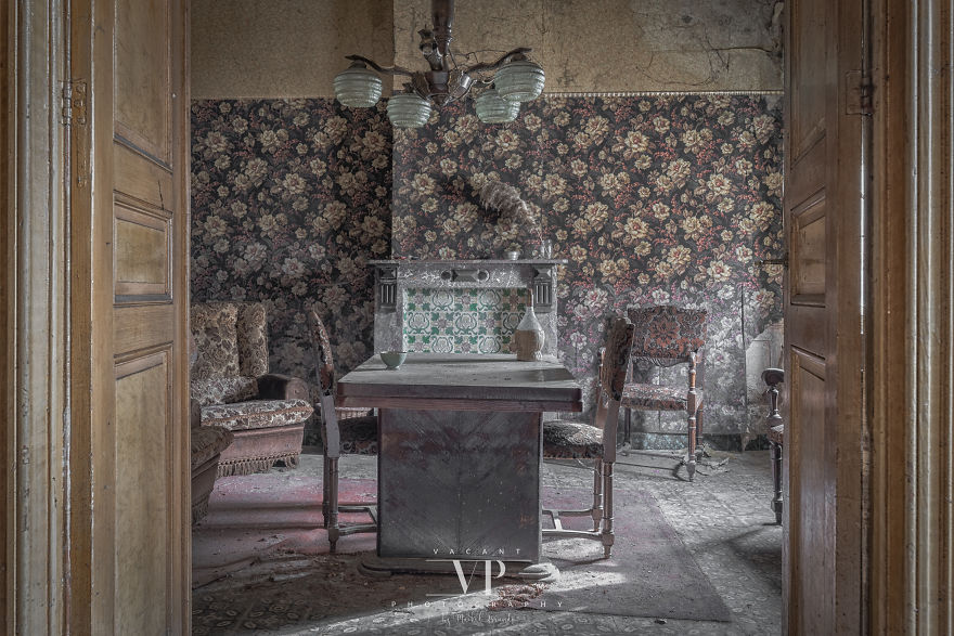 I Photographed This Decaying House I Photographed This Decaying House