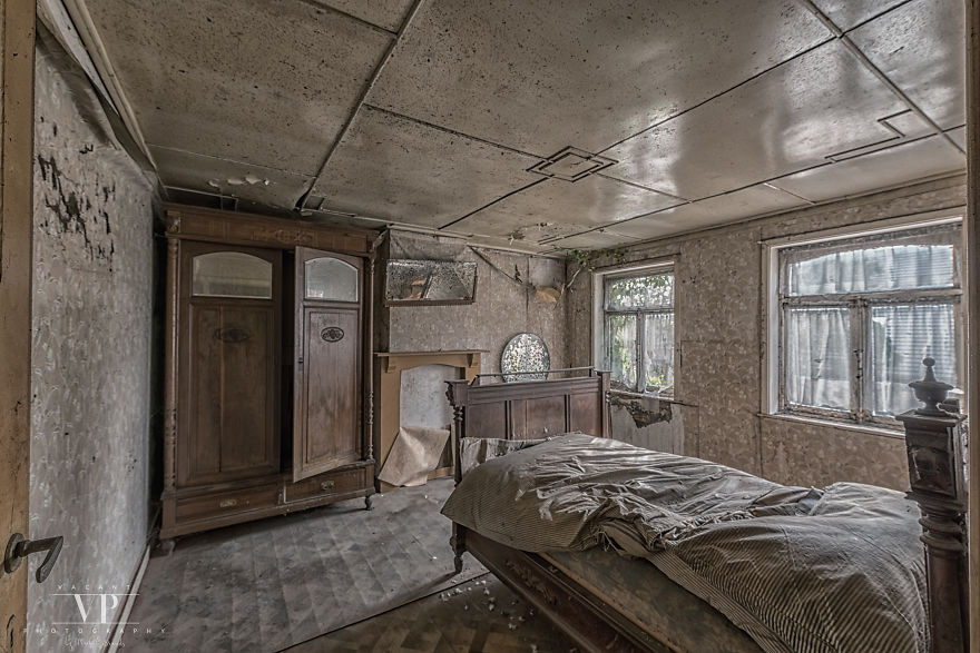 I Photographed This Decaying House I Photographed This Decaying House