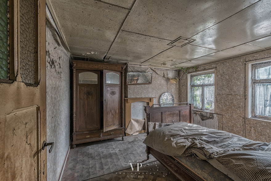 I Photographed This Decaying House I Photographed This Decaying House