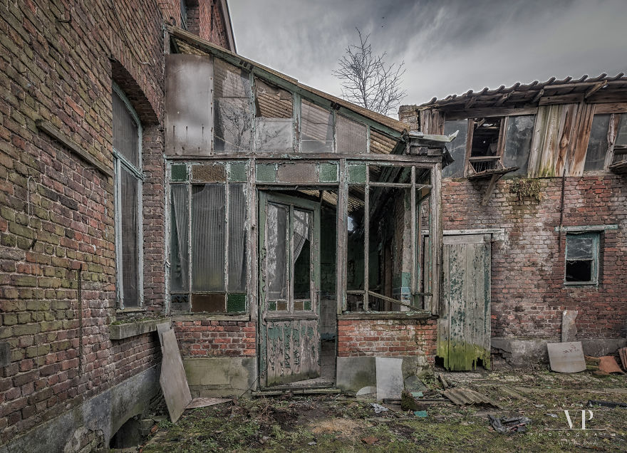 I Photographed This Decaying House I Photographed This Decaying House