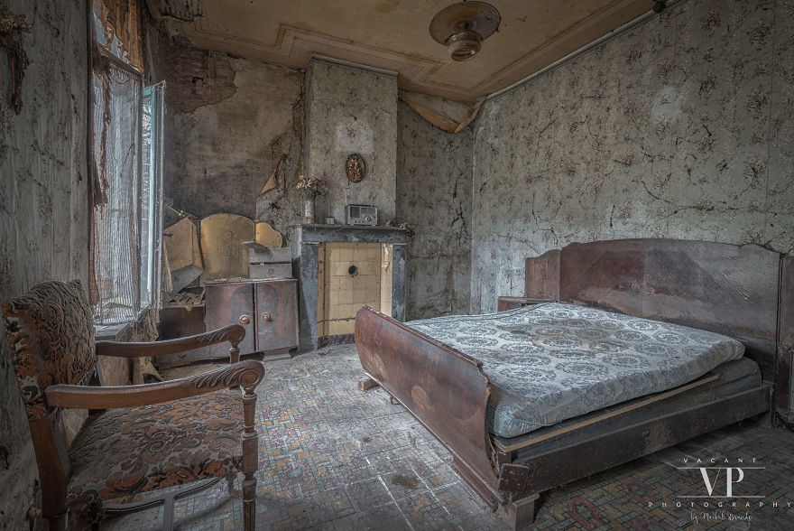 I Photographed This Decaying House I Photographed This Decaying House