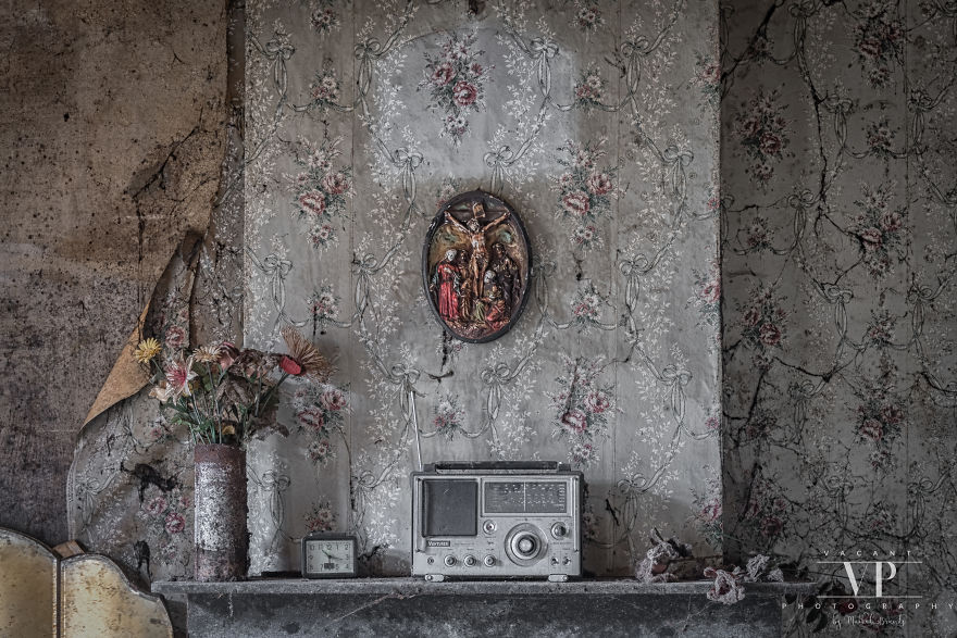 I Photographed This Decaying House I Photographed This Decaying House