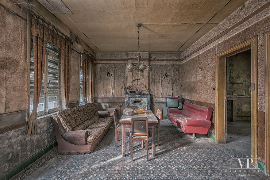 I Photographed This Decaying House I Photographed This Decaying House