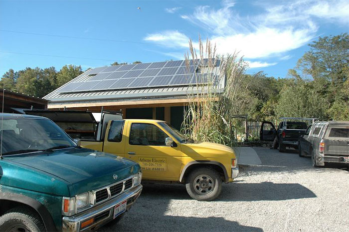 Woman Tells Her Electrician She's Right Because She's Rich, And It Backfires Horribly Woman Tells Her Electrician She's Right Because She's Rich, And It Backfires Horribly