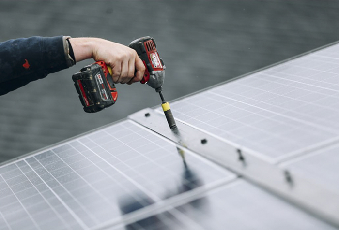 Woman Tells Her Electrician She's Right Because She's Rich, And It Backfires Horribly Woman Tells Her Electrician She's Right Because She's Rich, And It Backfires Horribly