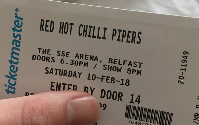 Este hombre voló a Irlanda con su novia para ver a los Red Hot Chili Peppers, pero no se esperaba la «pesadilla» que le tocó