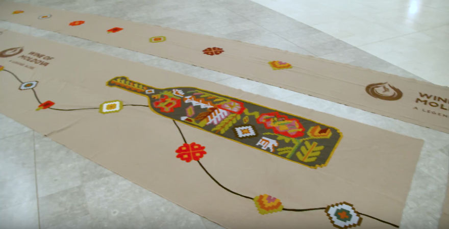 12 Artists Spent 2500 Hrs Of Work, 50 Kg Of Wool And 500 Needles To Create This! 12 Artists Spent 2500 Hrs Of Work, 50 Kg Of Wool And 500 Needles To Create This!