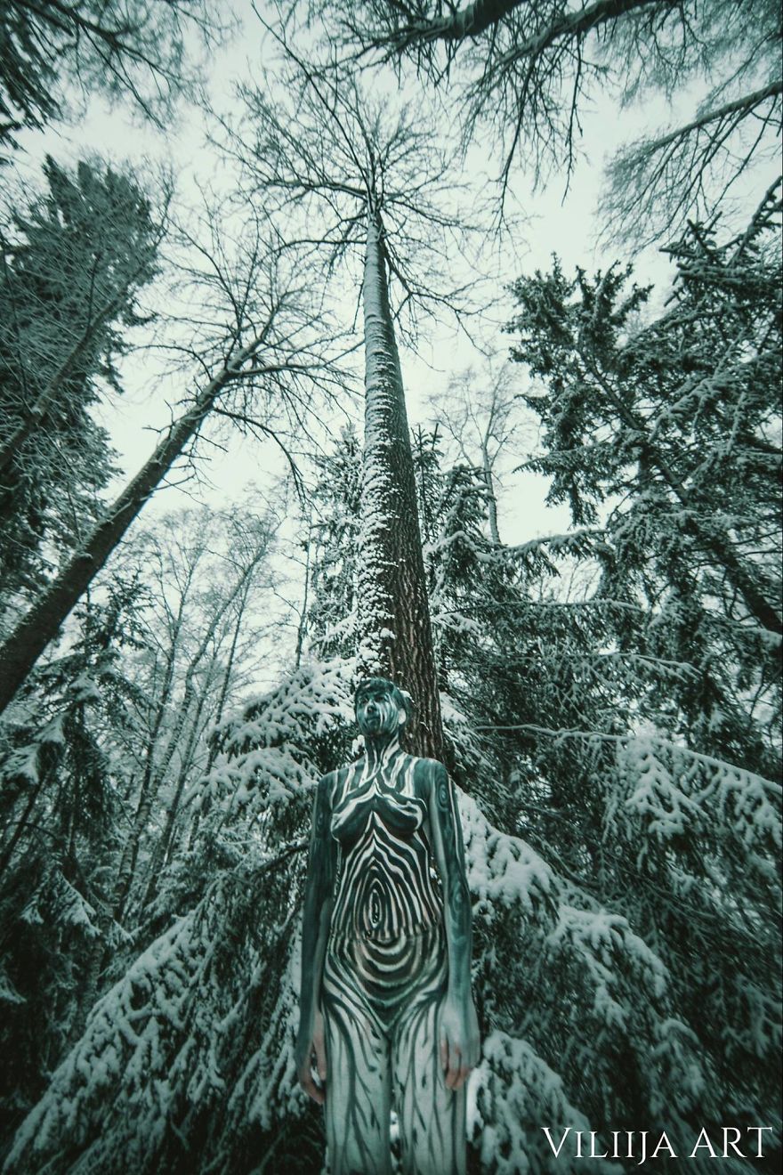 Artist Makes People Disappear Into Their Surroundings By Painting On Them Artist Makes People Disappear Into Their Surroundings By Painting On Them