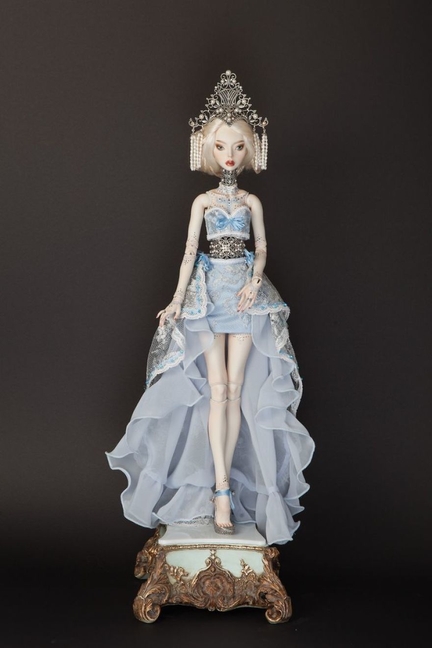 Can't Take My Eyes Off Of You: True-To-Life Beautiful Collectible Dolls With Golden Joints