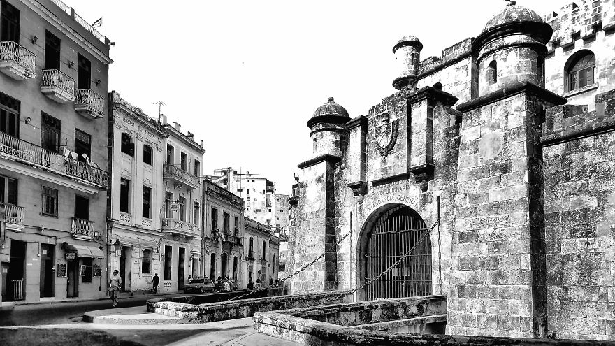 I Took Holiday Pictures Of The Beautiful Havana Using My Phone