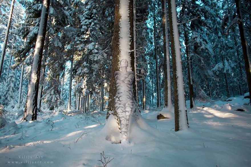 Artist Makes People Disappear Into Their Surroundings By Painting On Them Artist Makes People Disappear Into Their Surroundings By Painting On Them