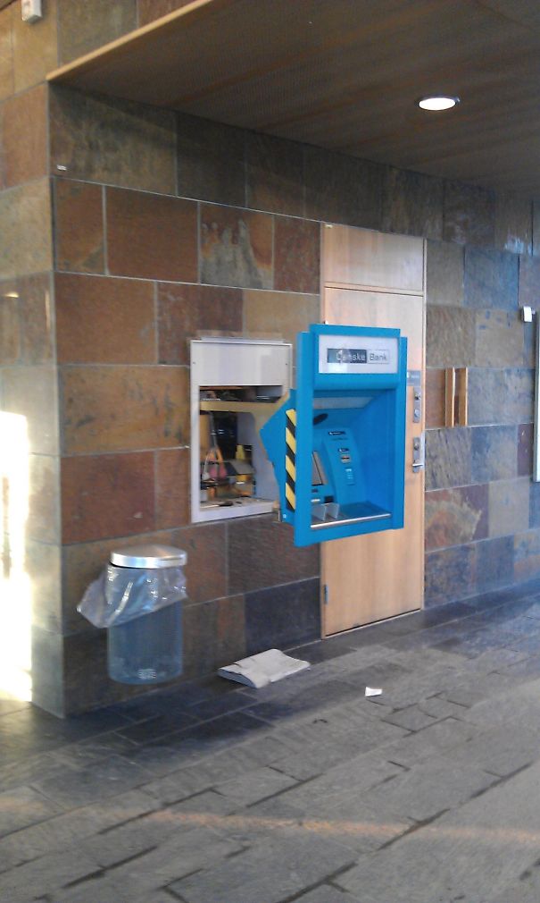 This Opened ATM Creates An Optical Illusion