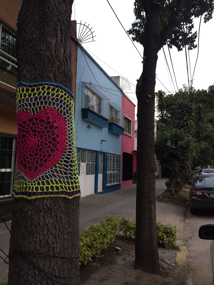 Yarnbombing In Concepcion Beistegui Street, In The Neighborhood Of Narvarte Where 1 Building Collapsed