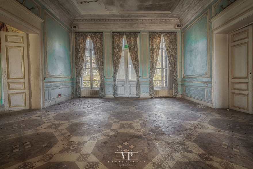 Let's Take A Look Inside This Abandoned Mansion