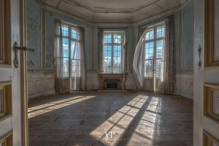 Let's Take A Look Inside This Abandoned Mansion