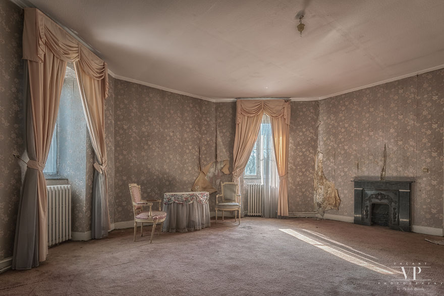 Let's Take A Look Inside This Abandoned Mansion