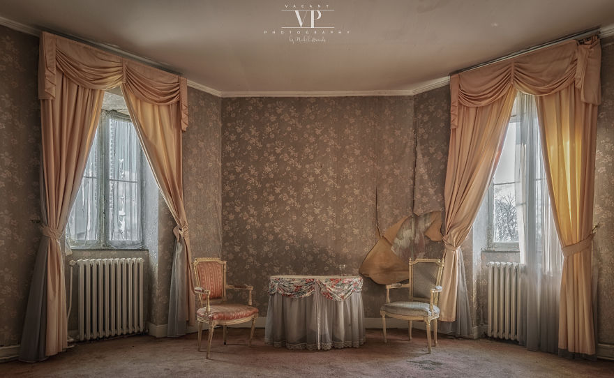 Let's Take A Look Inside This Abandoned Mansion