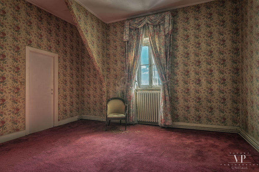 Let's Take A Look Inside This Abandoned Mansion