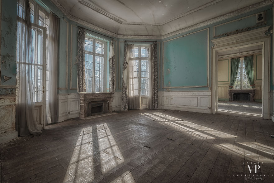 Let's Take A Look Inside This Abandoned Mansion
