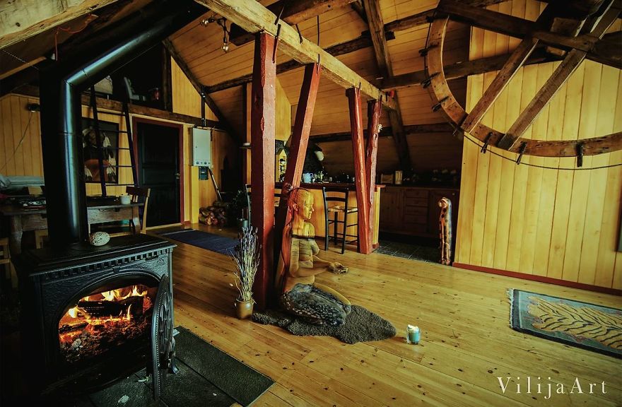 Artist Makes People Disappear Into Their Surroundings By Painting On Them Artist Makes People Disappear Into Their Surroundings By Painting On Them