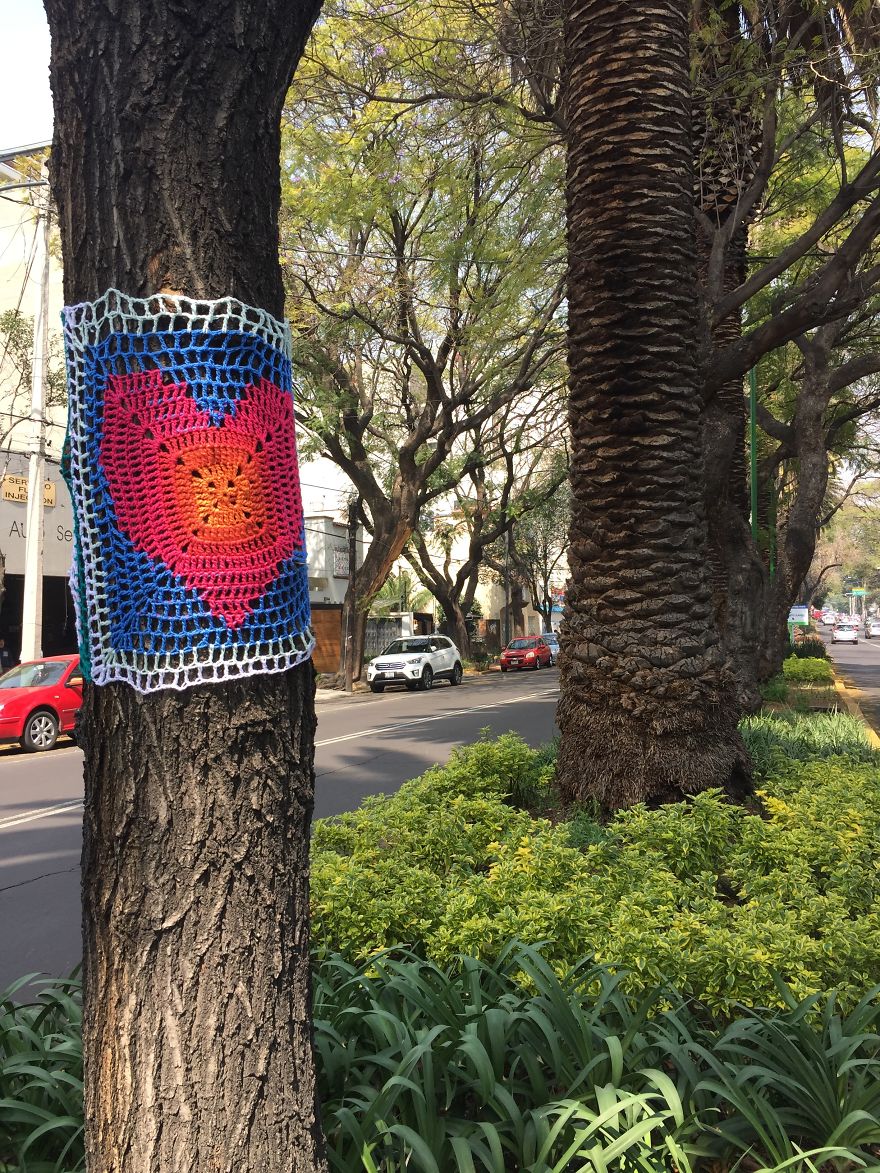 Yarnbombing In Doctor Vértiz Avenue, In The Neighborhood Of Narvarte Where Several Buildings Were Severely Damaged
