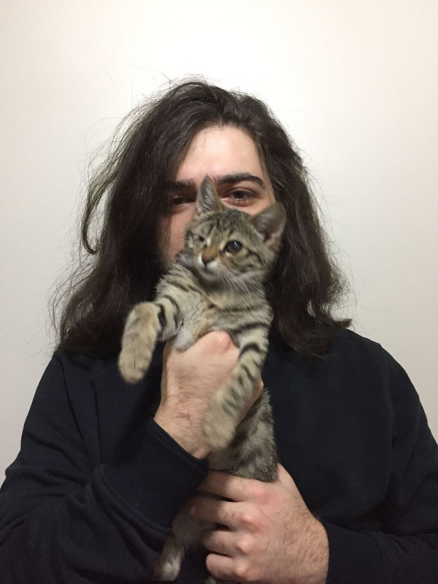 Guy Finds A Dying Kitten With Only One Eye In The Streets, Does Everything He Can To Save Her Life