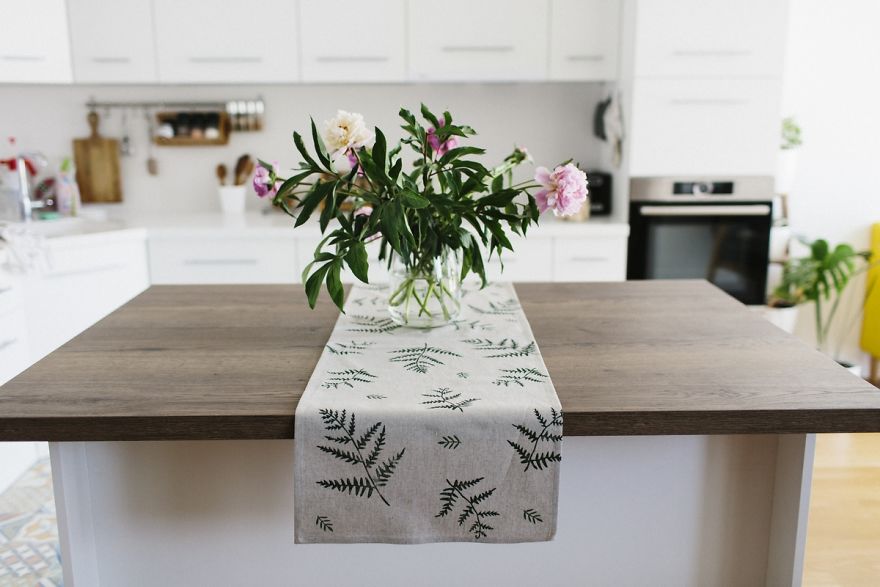 How To Make A Botanical Table Runner In 5 Easy Steps