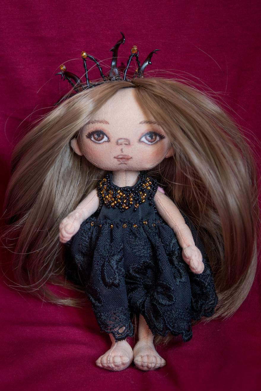 My Girlfriend Create Unique Dolls And She's Very Shy. I Told Her She's Wrong