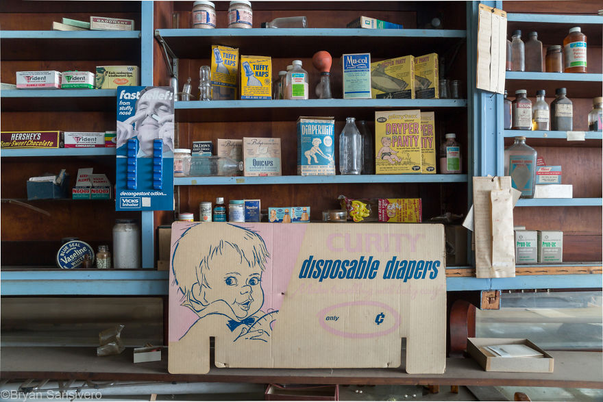 This Abandoned Pharmacy Is A 1950's Time Capsule. Prescription Drugs Left Behind! This Abandoned Pharmacy Is A 1950's Time Capsule. Prescription Drugs Left Behind!