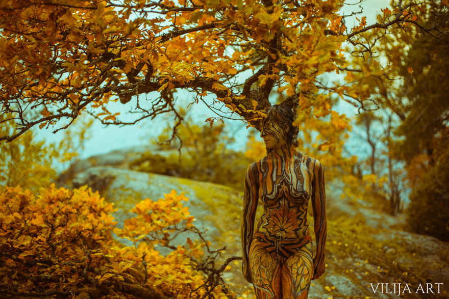 Artist Makes People Disappear Into Their Surroundings By Painting On Them Artist Makes People Disappear Into Their Surroundings By Painting On Them