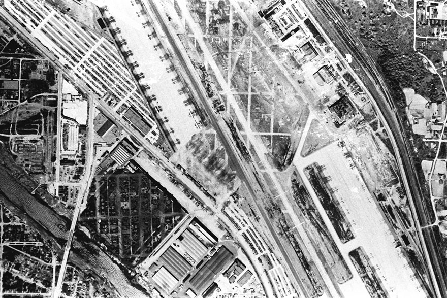 17 Rare Pics Reveal A Fake Rooftop Town Built To Hide Boeing&rsquo;s Factory From Japanese Air Strikes