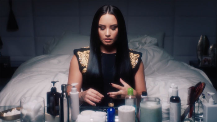 Demi Lovato Removes All Her Makeup In Video, And The Result Speaks For Itself Demi Lovato Removes All Her Makeup In Video, And The Result Speaks For Itself