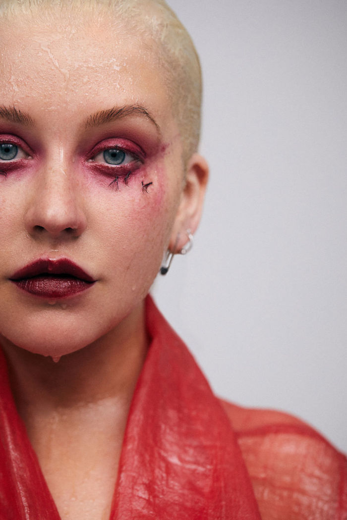 After 20 Years On Stage Using Makeup Christina Aguilera Does A Shoot Without It, And We Can't Recognize Her After 20 Years On Stage Using Makeup Christina Aguilera Does A Shoot Without It, And We Can't Recognize Her