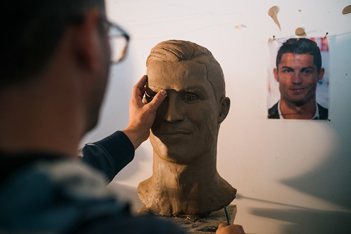 Internet Laughed At This Guy's First Attempt At Cristiano Ronaldo's Bust, So He Tries The Second Time Internet Laughed At This Guy's First Attempt At Cristiano Ronaldo's Bust, So He Tries The Second Time
