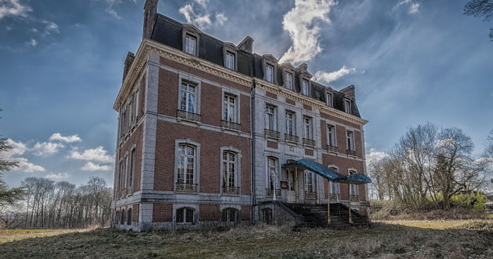 Let’s Take A Look Inside This Abandoned Mansion