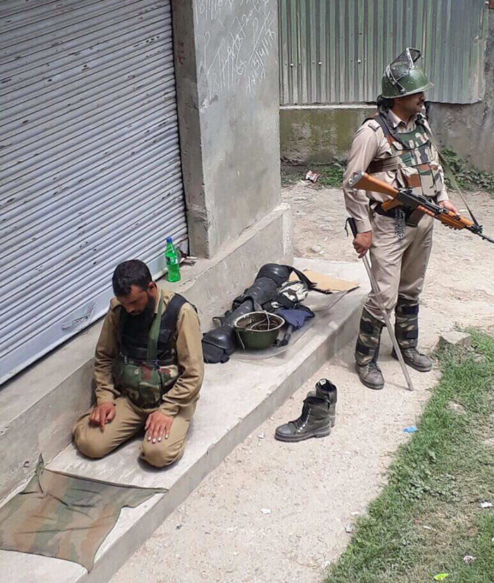 Hindu Cop Standing Guard As Muslim Comrade Offers Namaz