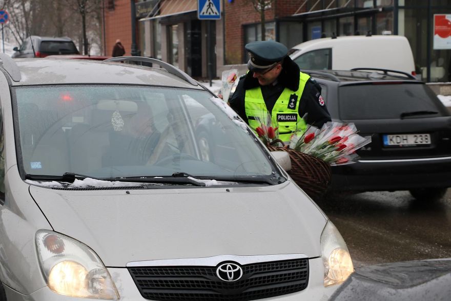 Here's What Lithuanian Police Officers Did On International Women’s Day, And Women's Reactions Say It All Here's What Lithuanian Police Officers Did On International Women’s Day, And Women's Reactions Say It All