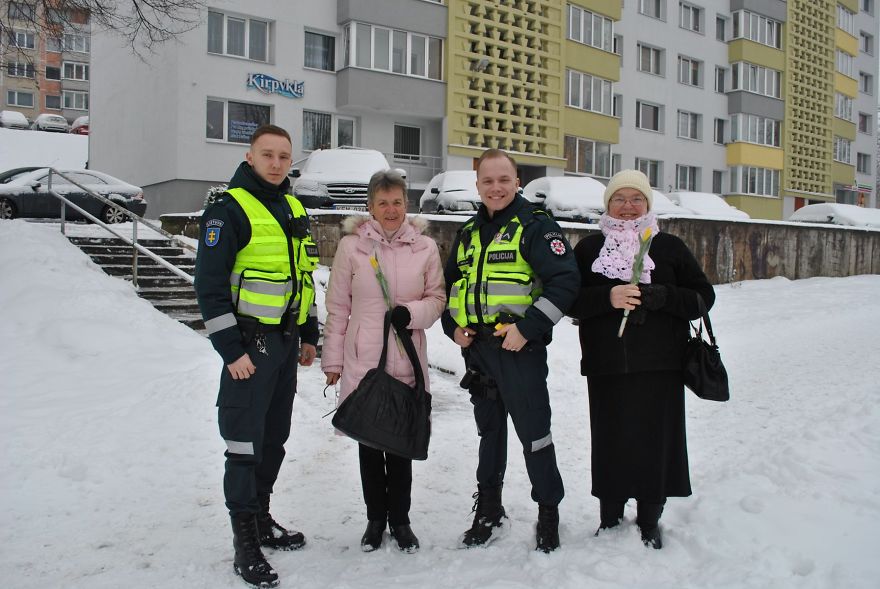 Here's What Lithuanian Police Officers Did On International Women’s Day, And Women's Reactions Say It All Here's What Lithuanian Police Officers Did On International Women’s Day, And Women's Reactions Say It All