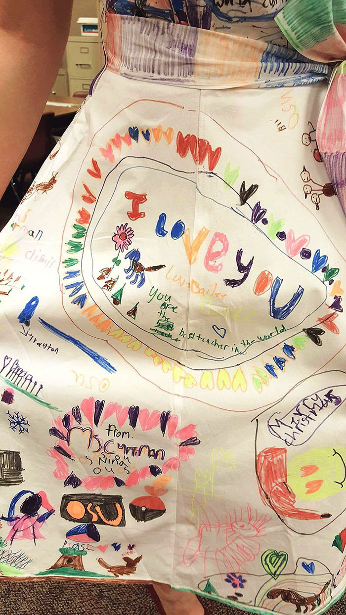 2nd Grade Students Cover Their Teacher's Dress In Drawings, And Her Story Takes Over The Internet 2nd Grade Students Cover Their Teacher's Dress In Drawings, And Her Story Takes Over The Internet