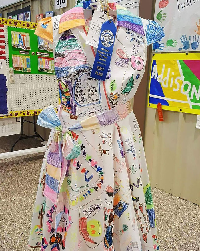 2nd Grade Students Cover Their Teacher's Dress In Drawings, And Her Story Takes Over The Internet 2nd Grade Students Cover Their Teacher's Dress In Drawings, And Her Story Takes Over The Internet