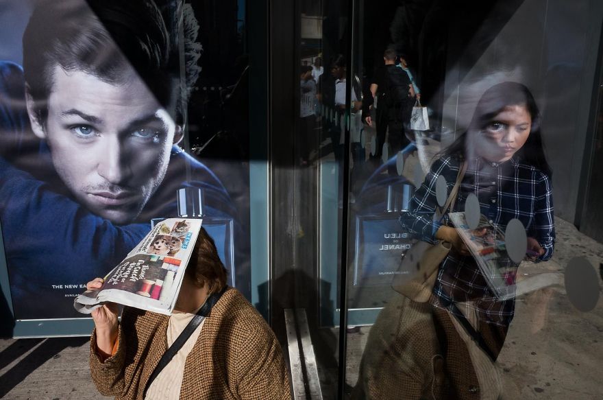 Unusual-Candid-Street-Photography-Hopscotch-Pau-Buscato